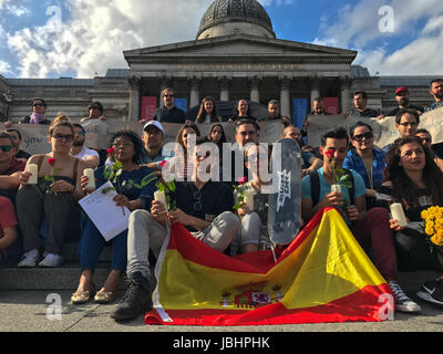 Spanische Menschen versammelten sich am Trafalgar Square, 39-j hrige Ignacio Echeverria gedenken, die in den Terroranschlag von London Bridge starb. Stockfoto