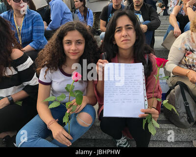 Spanische Menschen versammelten sich am Trafalgar Square, 39-j hrige Ignacio Echeverria gedenken, die in den Terroranschlag von London Bridge starb. Stockfoto