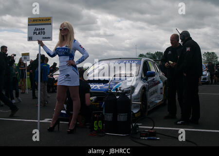 Croft Circuit, England, 11. Juni 2017. Das Raster-Mädchen stand vor Mechanik arbeiten am Auto von Jason Plato in der Startaufstellung vor dem Rennen 13 der British Touring Car Championship in Croft Circuit, Credit: Colin Edwards/Alamy Live News. Stockfoto