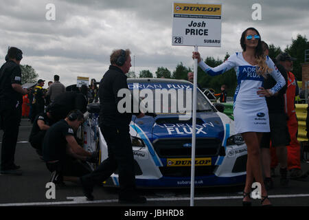 Croft Circuit, England, 11. Juni 2017. Das Raster-Mädchen steht vor Arbeiten am Auto von Josh Price in der Startaufstellung vor dem Rennen 13 der British Touring Car Championship in Croft Mechanik. Bildnachweis: Colin Edwards/Alamy Live-Nachrichten. Stockfoto