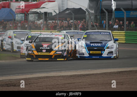 Croft Circuit, England, 11. Juni 2017. Gordon Sheddon, links, führende Jason Plato 13 Rennen der British Touring Car Championship in Croft Circuit, Credit: Colin Edwards/Alamy Live News. Stockfoto