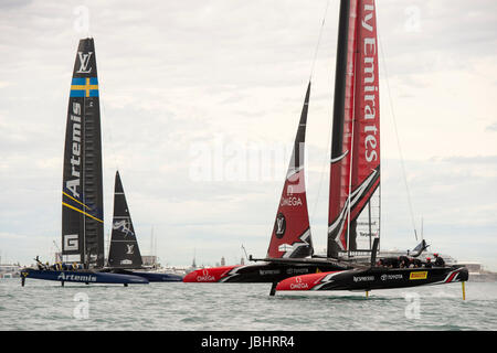 Toller Sound, Bermuda. 11. Juni 2017. Das Emirates Team New Zealand und Artemis Racing (SWE) in fünf Rennen der Louis Vuitton America Challenger Cup Playoff-Finale. ETNZ gewann das Rennen zu 3-2 voraus gehen. Bildnachweis: Chris Cameron/Alamy Live-Nachrichten Stockfoto