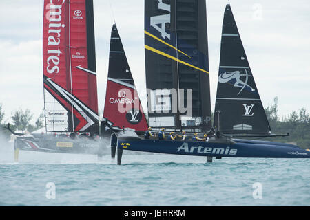 Toller Sound, Bermuda. 11. Juni 2017. Das Emirates Team New Zealand und Artemis Racing (SWE) starten Rennen vier von den Louis Vuitton America Challenger Cup Playoff-Finale. Artemis gewann das Rennen in der Gesamtwertung zum 2: 2 Ebene. Bildnachweis: Chris Cameron/Alamy Live-Nachrichten Stockfoto