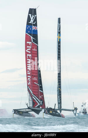 Toller Sound, Bermuda. 11. Juni 2017. Das Emirates Team New Zealand und Artemis Racing (SWE) starten Rennen vier von den Louis Vuitton America Challenger Cup Playoff-Finale. Artemis gewann das Rennen in der Gesamtwertung zum 2: 2 Ebene. Bildnachweis: Chris Cameron/Alamy Live-Nachrichten Stockfoto