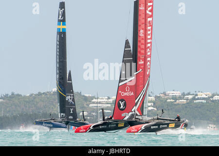 Toller Sound, Bermuda. 11. Juni 2017. Das Emirates Team New Zealand und Artemis Racing (SWE) in sechs Rennen der Louis Vuitton America Challenger Cup Playoff-Finale. ETNZ gewann das Rennen zum 4-2 vorangehen. Bildnachweis: Chris Cameron/Alamy Live-Nachrichten Stockfoto