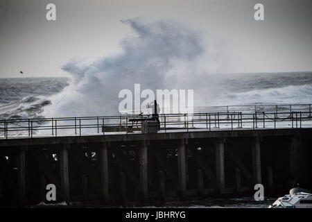 Aberystwyth Wales UK, Sonntag, 11. Juni 2017 UK Wetter: unübliche orkanartigen Winden und hohen Gezeiten zu kombinieren, um bringen riesige Wellen, die in der Küstenschutzes in Aberystwyth, Wales am Ende des Tages Bildnachweis: Keith Morris/Alamy Live News Stockfoto
