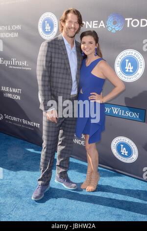 Los Angeles, CA, USA. 8. Juni 2017. Clayton Kershaw, Ellen Kershaw im Ankunftsbereich für Los Angeles Dodgers Stiftungen 3rd Annual Blue Diamond Gala, Dodger Stadium, Los Angeles, CA 8. Juni 2017. Bildnachweis: Priscilla Grant/Everett Collection/Alamy Live-Nachrichten Stockfoto