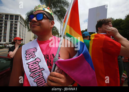 San Diego, Kalifornien, USA. 11. Juni 2017. JOSH RAMIREZ, aka Miss Wutanfälle, links, wartet am Sonntag Equality March zu beginnen. Tausende von San Diegans marschierten vom Balboa Park den Broadway hinunter an die Kreisverwaltung Gebäude in Solidarität mit anderen Marken landesweit memorialize getöteten ein Jahr vor Montag, dem 12. Juni, im Pulse Night Club in Orlando, Florida. Die Märsche LGBTQ Mitglieder der Gesellschaft für gleiche Rechte gefordert und gegen die Politik von Präsident Donald Trump und die Mitglieder seines Kabinetts gehalten. Bildnachweis: Peggy Peattie/ZUMA Draht/Alamy Live-Nachrichten Stockfoto