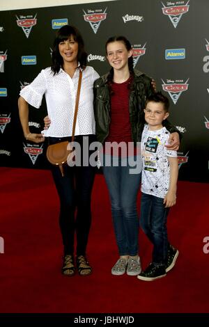 Anaheim, CA. 10. Juni 2017. Catherine Bell, Gemma Beason, Ronan Beason im Ankunftsbereich für Autos 3 Premiere, Anaheim Convention Center in Anaheim, CA 10. Juni 2017. Bildnachweis: Priscilla Grant/Everett Collection/Alamy Live-Nachrichten Stockfoto