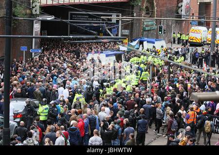 Manchester, UK. 11. Juni 2017. Ein Polizeiwagen ist durch Mitglieder der rechtsextremen Gruppe "UK gegen Hass" in Piccadilly, Manchester, 11. Juni 2017 (C) Barbara Koch/Alamy Live News Bildnachweis überschwemmt: Barbara Koch/Alamy Live News Stockfoto