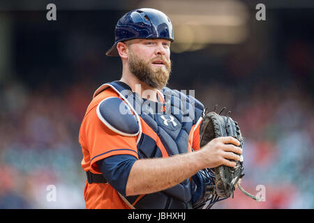 Houston, TX, USA. 9. Juni 2017. Houston Astros Catcher Brian McCann (16) während ein Hauptliga-Baseball-Spiel zwischen der Houston Astros und die Los Angeles Angels im Minute Maid Park in Houston, Texas. Die Engel gewann das Spiel 9-4.Trask Smith/CSM/Alamy Live News Stockfoto