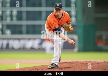 Houston, TX, USA. 9. Juni 2017. Houston Astros Krug Brad Peacock (41) ab Stellplätze während ein Major League Baseball-Spiel zwischen der Houston Astros und die Los Angeles Angels im Minute Maid Park in Houston, Texas. Die Engel gewann das Spiel 9-4.Trask Smith/CSM/Alamy Live News Stockfoto