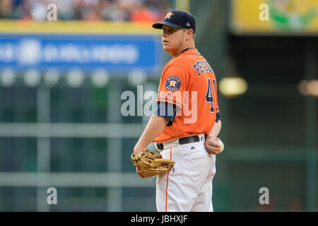 Houston, TX, USA. 9. Juni 2017. Houston Astros Krug Brad Peacock (41) ab Stellplätze während ein Major League Baseball-Spiel zwischen der Houston Astros und die Los Angeles Angels im Minute Maid Park in Houston, Texas. Die Engel gewann das Spiel 9-4.Trask Smith/CSM/Alamy Live News Stockfoto