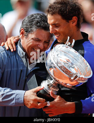 Paris, Paris. 11. Juni 2017. Rafael Nadal (R) von Spanien und seine Onkel und Trainer Toni Nadal feiern mit der Trophäe nach der Herren Einzel Finale mit Stan Wawrinka der Schweiz beim French Open Tennisturnier 2017 in Roland Garros in Paris, Frankreich am 11. Juni 2017. Nadal gewann 3: 0 um den Titel. Bildnachweis: Han Yan/Xinhua/Alamy Live-Nachrichten Stockfoto