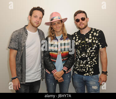 Hollywood, FL, USA. 9. Juni 2017. Pete Nappi, Samantha Ronson und Ethan Thompson von der Ocean Park Pattsituation bei Radio station Hits 97,3 Live am 9. Juni 2017 in Hollywood, Florida Credit: Mpi04/Medien Punch/Alamy Live News Stockfoto