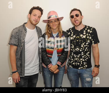 Hollywood, FL, USA. 9. Juni 2017. Pete Nappi, Samantha Ronson und Ethan Thompson von der Ocean Park Pattsituation bei Radio station Hits 97,3 Live am 9. Juni 2017 in Hollywood, Florida Credit: Mpi04/Medien Punch/Alamy Live News Stockfoto