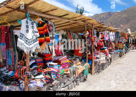 Souvenir-Markt in Maca Dorf im Colca Canyon, Peru. Maca ist eines der drei wichtigsten touristischen Städte des Colca Canyon. Stockfoto