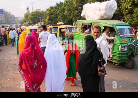 Menschen vor Ort zu Fuß in der Kinari Basar in Agra, Uttar Pradesh, Indien. Agra ist eine der bevölkerungsreichsten Städte in Uttar Pradesh Stockfoto