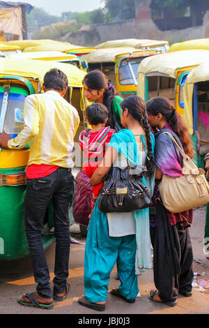 Menschen vor Ort wartet ein Tuk-Tuk auf Kinari Basar in Agra, Uttar Pradesh, Indien. Agra ist eine der bevölkerungsreichsten Städte in Uttar Pradesh Stockfoto