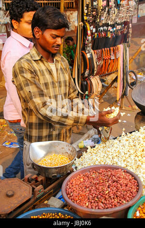 Junger Mann verkauft Popcorn am Kinari Basar in Agra, Uttar Pradesh, Indien. Agra ist eine der bevölkerungsreichsten Städte in Uttar Pradesh Stockfoto