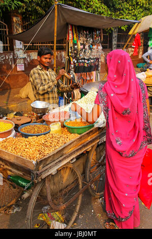 Junger Mann verkauft Popcorn am Kinari Basar in Agra, Uttar Pradesh, Indien. Agra ist eine der bevölkerungsreichsten Städte in Uttar Pradesh Stockfoto