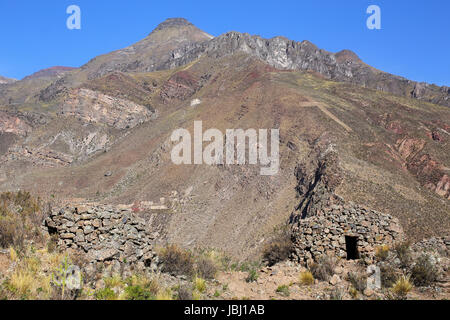 Pre-Inka Runde Häuser benannten Colca in der Nähe von Chivay in Peru. Colcas sind kreisförmige Stein-Strukturen für die Lagerung von Lebensmitteln oder Bestattungen verwendet. Stockfoto