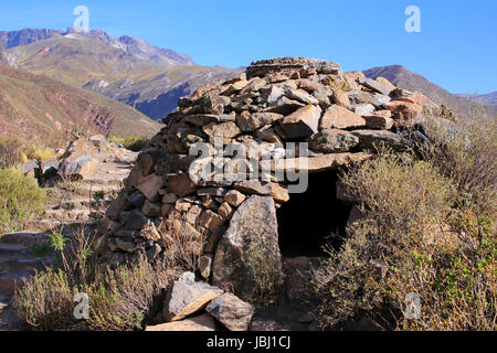 Pre-Inka Rundhaus benannt Colca in der Nähe von Chivay in Peru. Colcas sind kreisförmige Stein-Strukturen für die Lagerung von Lebensmitteln oder Bestattungen verwendet. Stockfoto