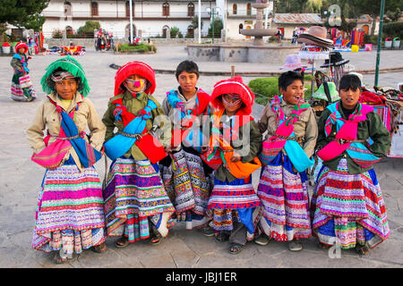 Jungs in traditionellen Kostümen stehen auf dem Hauptplatz in Yanque Stadt im Colca Canyon, Peru. Yanque gehört zu den drei wichtigsten touristischen Städten des Co Stockfoto