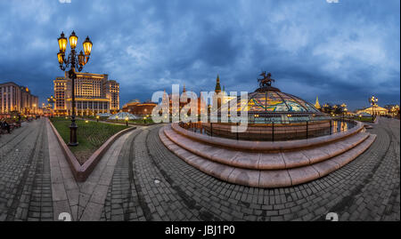 Panorama der Manege-Platz und Kreml am Abend, Moskau, Russland Stockfoto