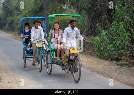 Besucher fahren Fahrrad Rikscha im Keoladeo Ghana Nationalpark in Bharatpur, Rajasthan, Indien. Der Park wurde im Jahr 1971 eine geschützte Oase erklärt und Stockfoto