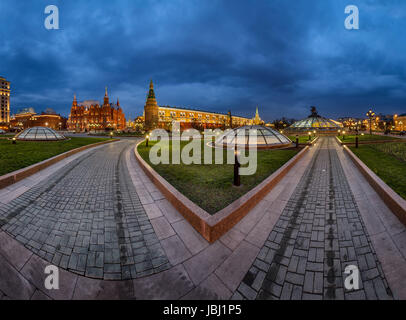 Panorama der Manege-Platz und Kreml am Abend, Moskau, Russland Stockfoto