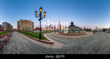 Panorama der Manege-Platz und Kreml am Abend, Moskau, Russland Stockfoto