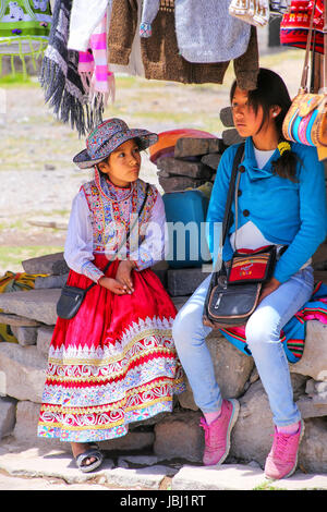 Einheimischen Mädchen sitzen auf dem Markt in Maca Dorf im Colca Canyon, Peru. Maca ist eines der drei wichtigsten touristischen Städte des Colca Canyon. Stockfoto