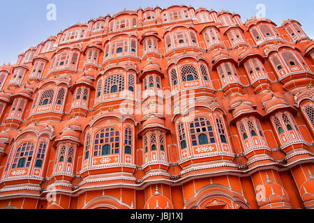 Hawa Mahal - Palast der Winde in Jaipur, Rajasthan, Indien. Es wurde von Lal Chand Ustad in Form der Krone von Krishna, dem Hindu-Gott entworfen. Stockfoto