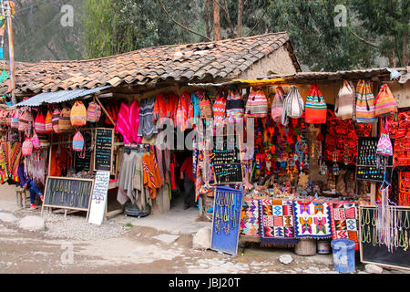 Straßenmarkt in Ollantaytambo in Peru. Ollantaytambo war das Königsgut Kaiser Pachacuti, die die Region erobert. Stockfoto