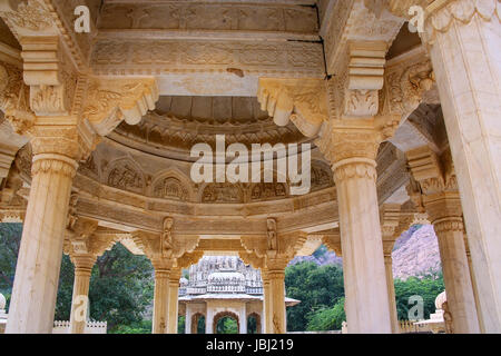 Detail der geschnitzten Kuppel am Royal Kenotaphen in Jaipur, Rajasthan, Indien. Sie wurden als die königlichen Einäscherung Anlage des mächtigen Kachhawa bezeichnet. Stockfoto