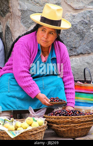 Lokale Frau verkaufen Obst auf dem Straßenmarkt in Ollantaytambo in Peru. Ollantaytambo war das Königsgut Kaiser Pachacuti die eroberten die regi Stockfoto