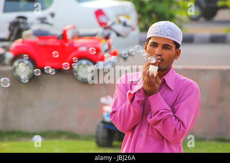 Mann macht Seifenblasen im Mann Sagar Lake Waterfront in Jaipur, Indien. Jaipur ist die Hauptstadt und größte Stadt von Rajasthan. Stockfoto