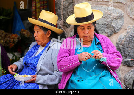 Einheimische Frauen sitzen auf dem Markt in Ollantaytambo, Peru. Ollantaytambo war das Königsgut Kaiser Pachacuti, die die Region erobert. Stockfoto