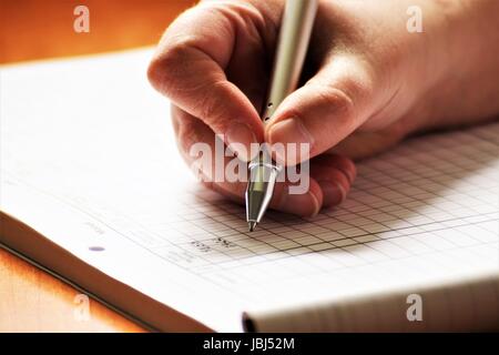 Ein Bild einer Hand mit Stift - schreiben Stockfoto