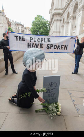 Downing Street, London, UK. 9. Juni 2017. AVAAZ-Bühne eine Theresa kostümiert Mai Figur mit Grabstein in Whitehall nach den Parlamentswahlen. Stockfoto