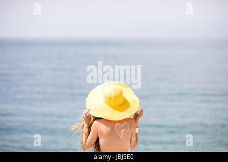 Frau am Strand Sonnenbaden Stockfoto