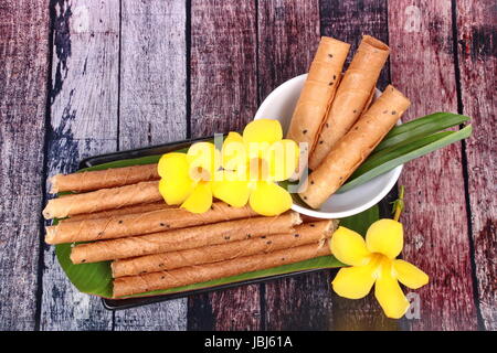 Thai beliebtes Dessert, Gold Süßigkeiten Rollen, Thai Leckerei aus Mehl, Kokosnuss-Milch und Eiern gemacht rufen Tong Muan in Thai. Stockfoto