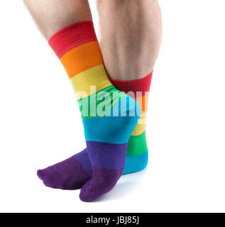 Herren, die behaarte Beine in gestreiften gefärbt Socken Spaß. Isoliert auf weiß Stockfoto