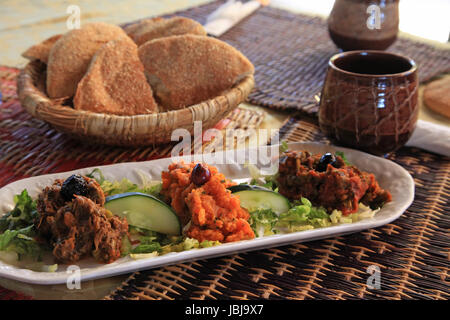 Marokkanischer Salat und Brot in einem Korb in Marokko Stockfoto