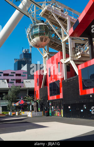 Southern Star Riesenrad, Melbourne Docklands / Wohn- und Einkaufszentrum im Hafen Town.Melbourne Victoria Australien. Stockfoto
