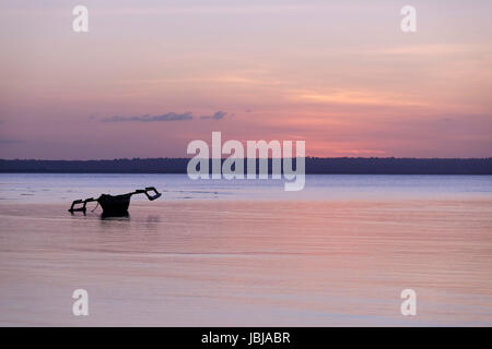 Eine Ngalawa traditionelle, Doppel-Ausleger-Kanu verankert an der Küste der Insel Matemo in Quirimbas Archipel im Indischen Ozean vor der nördlichen Küste von Mosambik Afrika Stockfoto