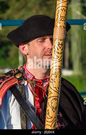 PIESTANY, Slowakei – 19. Mai 2017: Ein unbekannter Mann, gekleidet in Tracht, spielt die "Fujara" (Schäfers Rohr) während des Handwerker-Festivals in Pi Stockfoto