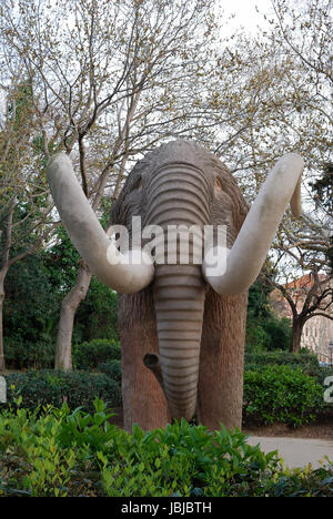 Skulptur von Mammut im Zentrum Stadtpark. Parc De La Ciutadella. Barcelona. Katalonien. Spanien. Stockfoto