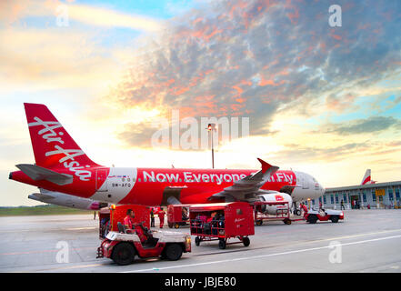 Kuala Lumpur, Malaysia - 14. Mai 2013: AirAsia Düsenflugzeug in Flughafen Kuala Lumpur in Kuala Lumpur. Seine wurde als weltweit beste Low Cost Airline genannt, betreibt Linienflüge nach 78 Destinationen Stockfoto
